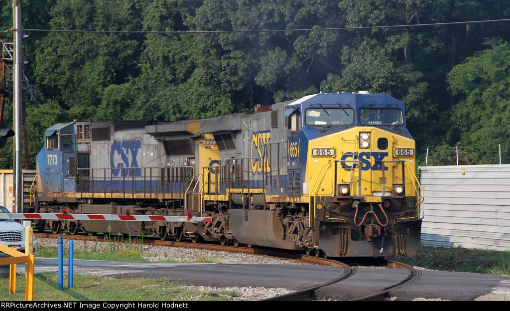 CSX 665 leads train F752 northbound